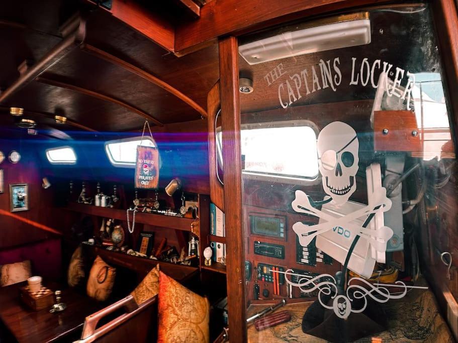 Botel The Captains Locker - 30ft Yacht