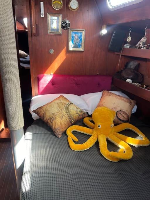 Botel The Captains Locker - 30ft Yacht *